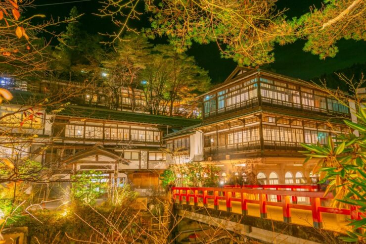 日本独自の宿泊文化「旅館」の魅力とは？ホテルとの違いや外国人に人気の理由、マナーや将来性を徹底解説。