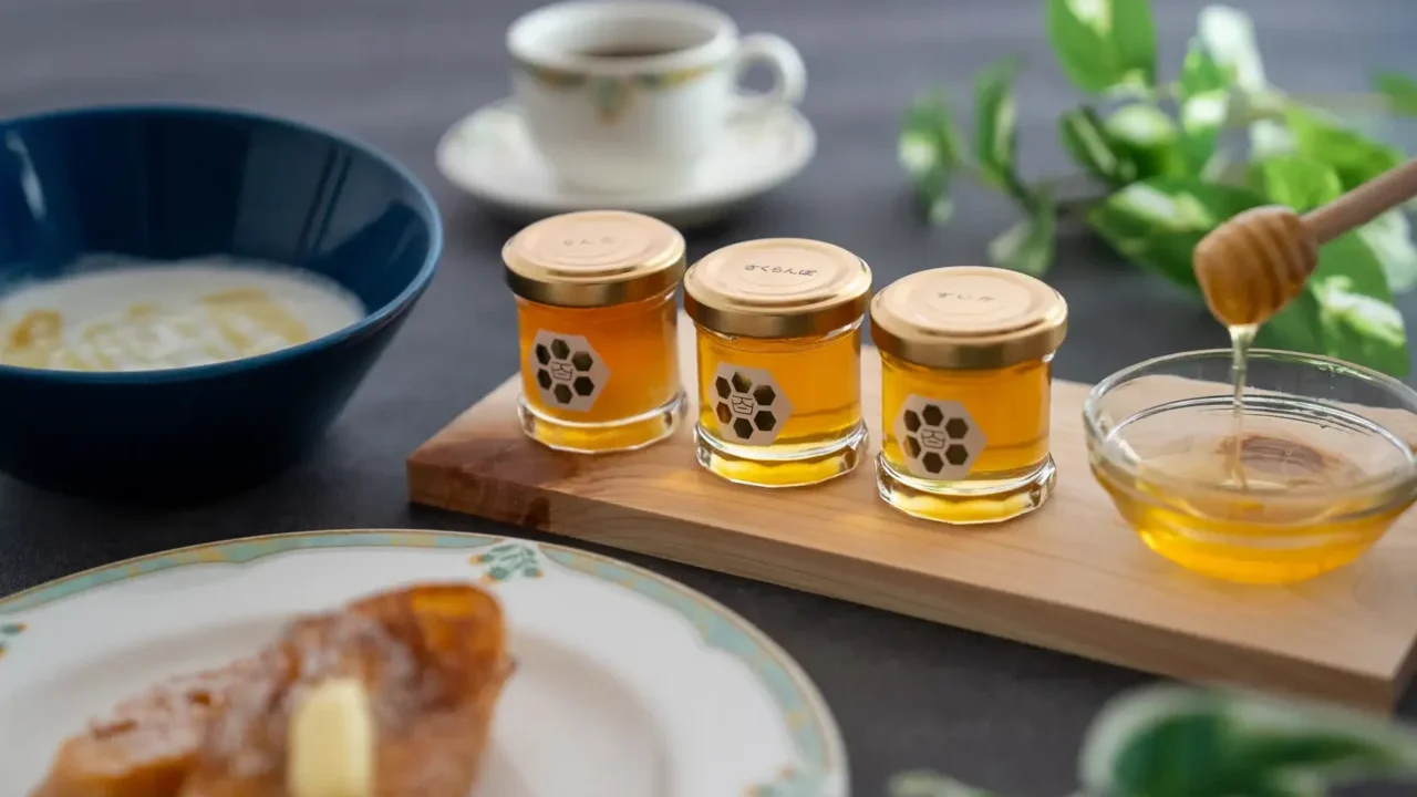 日本の宿古窯と人気養蜂家が再タッグ！当館朝食名物「巣蜜」で話題の養蜂家が贈る、五感で楽しむ古窯オリジナルギフト「山形フルーツはちみつセット」好評販売中！