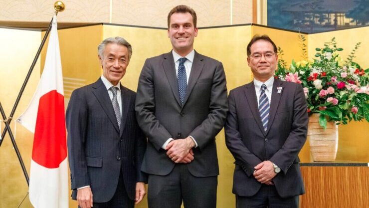 （左から）山田大使・キミット次官・村田長官