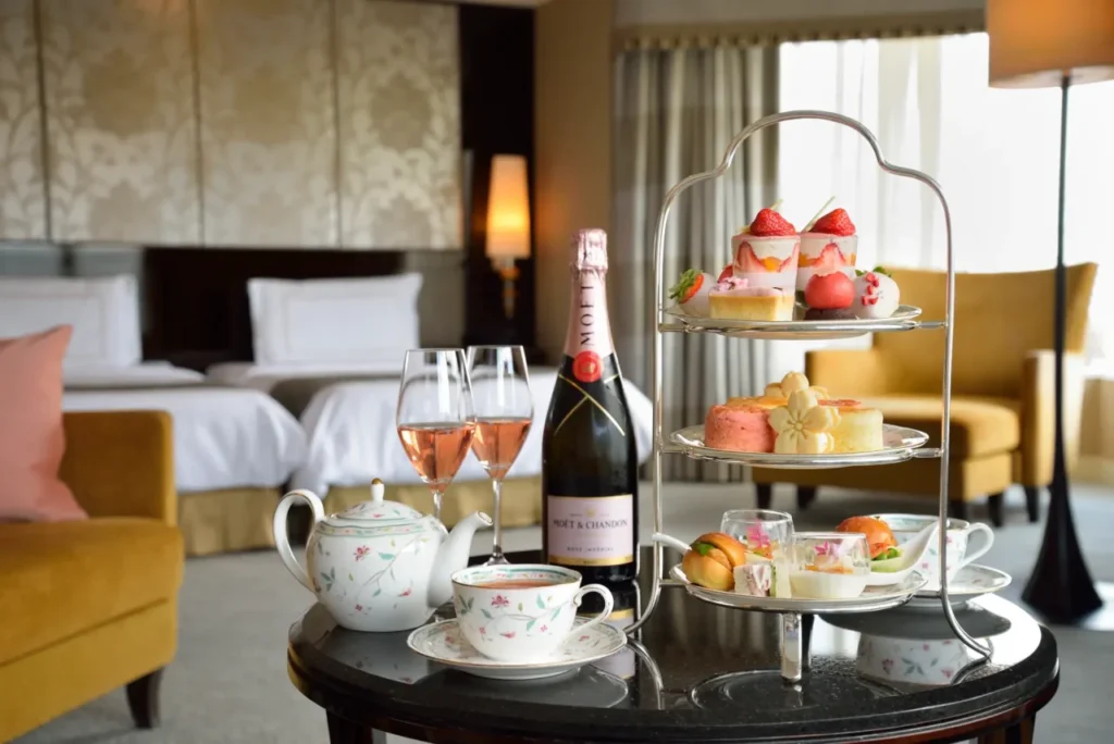 客室内で季節限定の「桜×ストロベリーアフタヌーンティー」を堪能