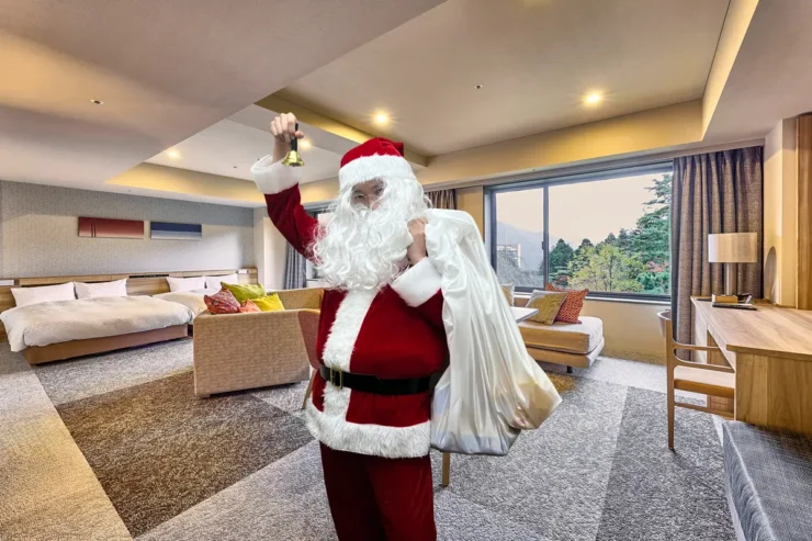 事前にお預かりしたプレゼントをサンタクロースに扮したホテルスタッフが直接お届け