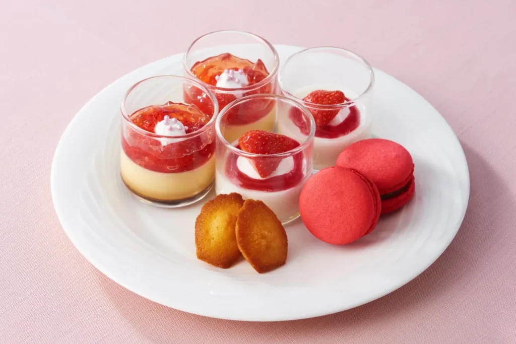 華やかないちごスイーツが並ぶ、可憐なトッププレート！