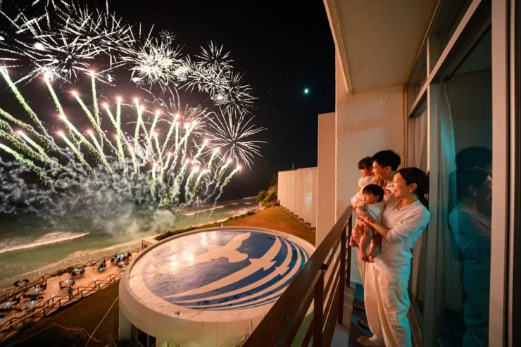 目の前のビーチより打ちあがる花火