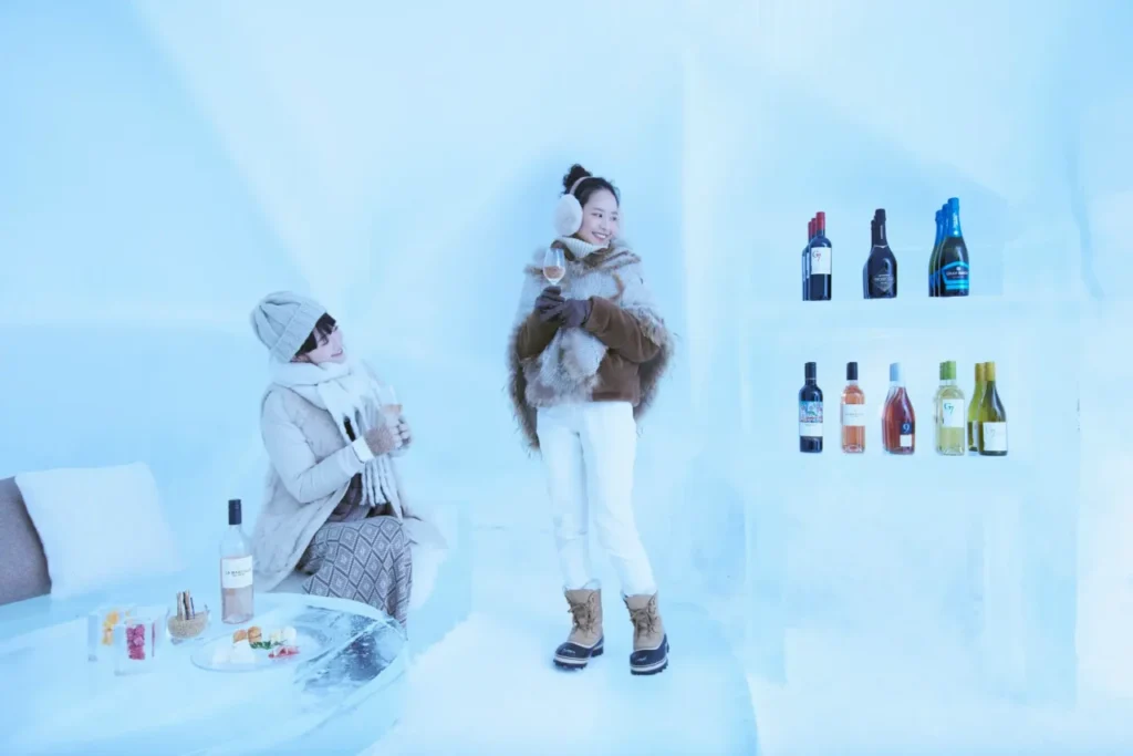 ホットドリンクなど氷のミニバーを楽しむ
