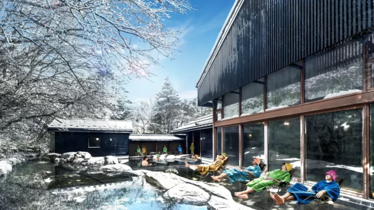 トンボの湯の屋外で外気浴を楽しむ様子