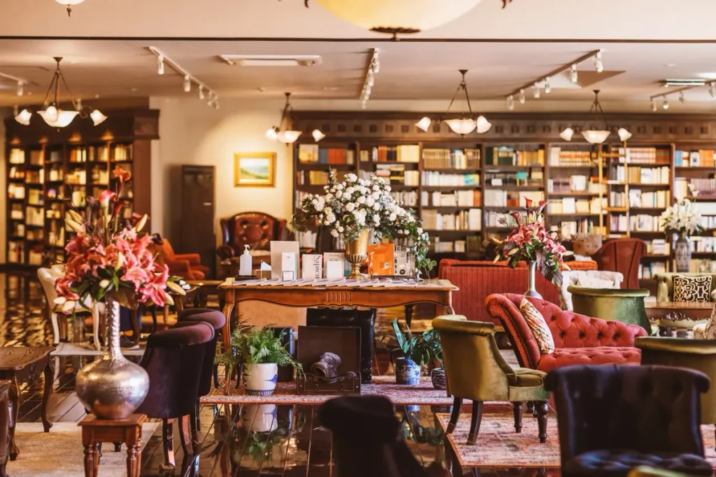 大人の寛ぎを愉しめる3万冊の蔵書ラウンジ