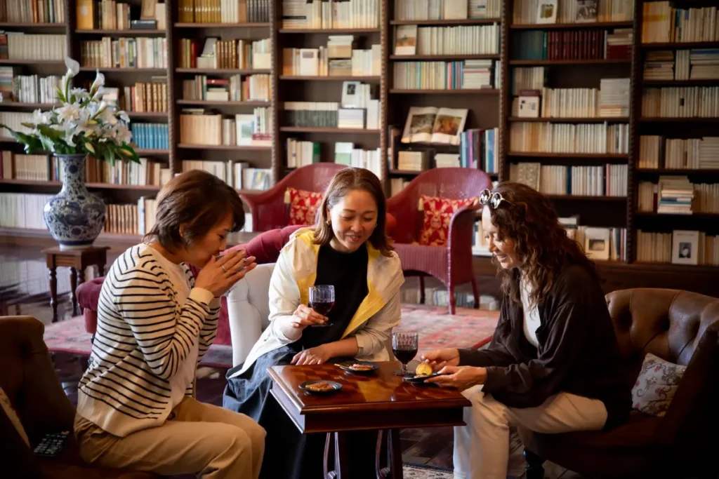 3万冊の蔵書ラウンジで「ウインタートリート(冬のご褒美)」を楽しむ様子