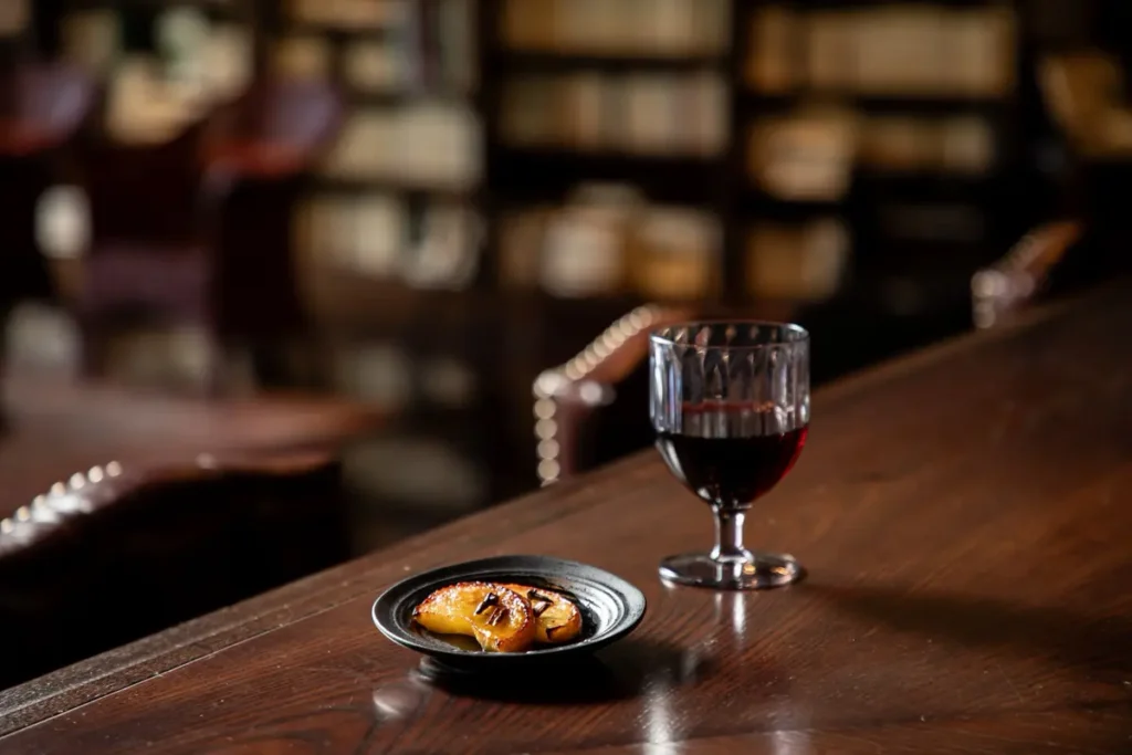 冬の平日限定で提供される焼きりんごとホットワイン