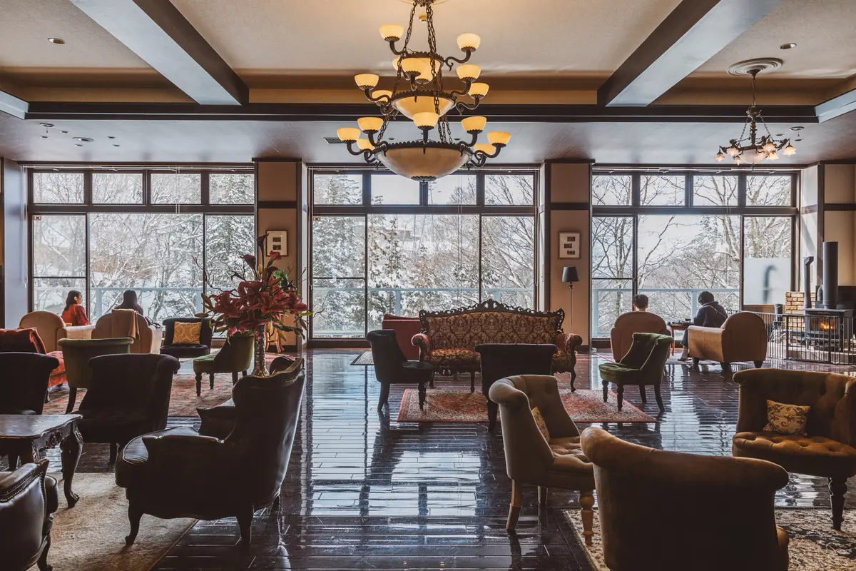 まるで時が止まったかのようにゆっくりと流れる時間を過ごせる冬の「蓼科 親湯温泉」の蔵書ラウンジ