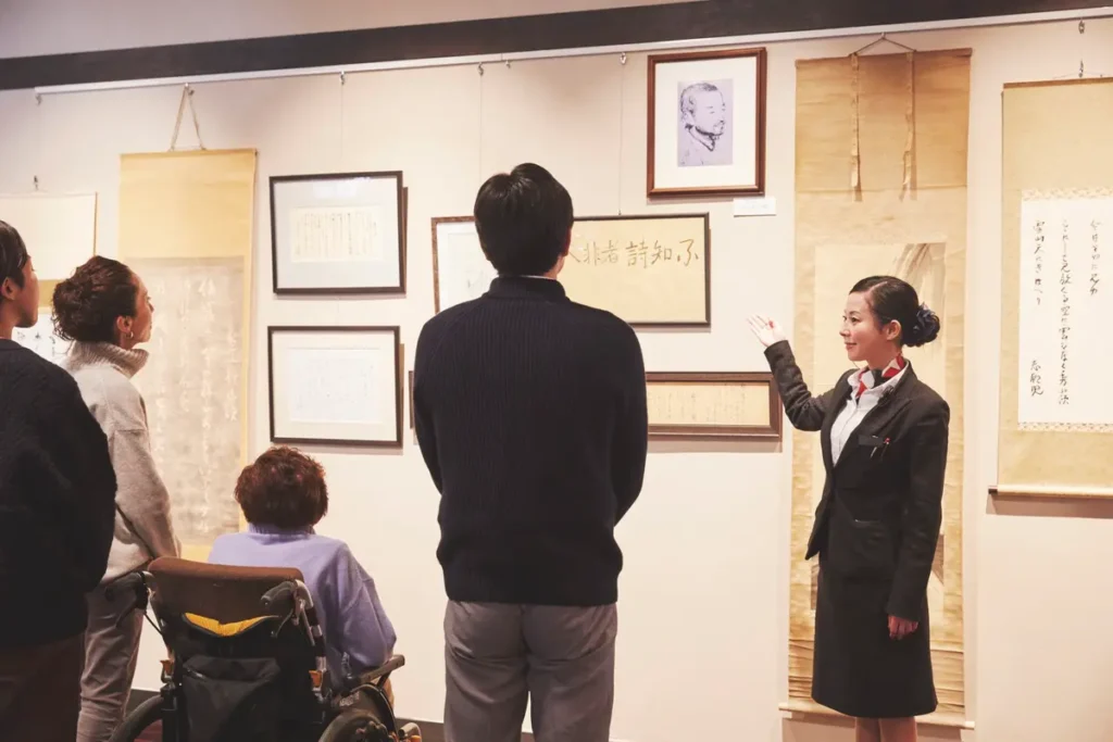 100年の歴史を歩く館内ツアーを体験している様子