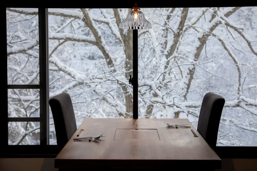 個室レストランから眺める雪景色