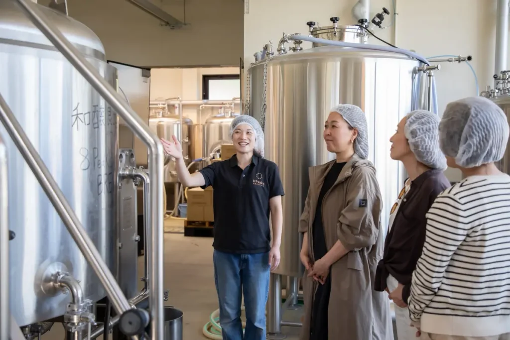 地元のクラフトビール工場で見学をしている様子
