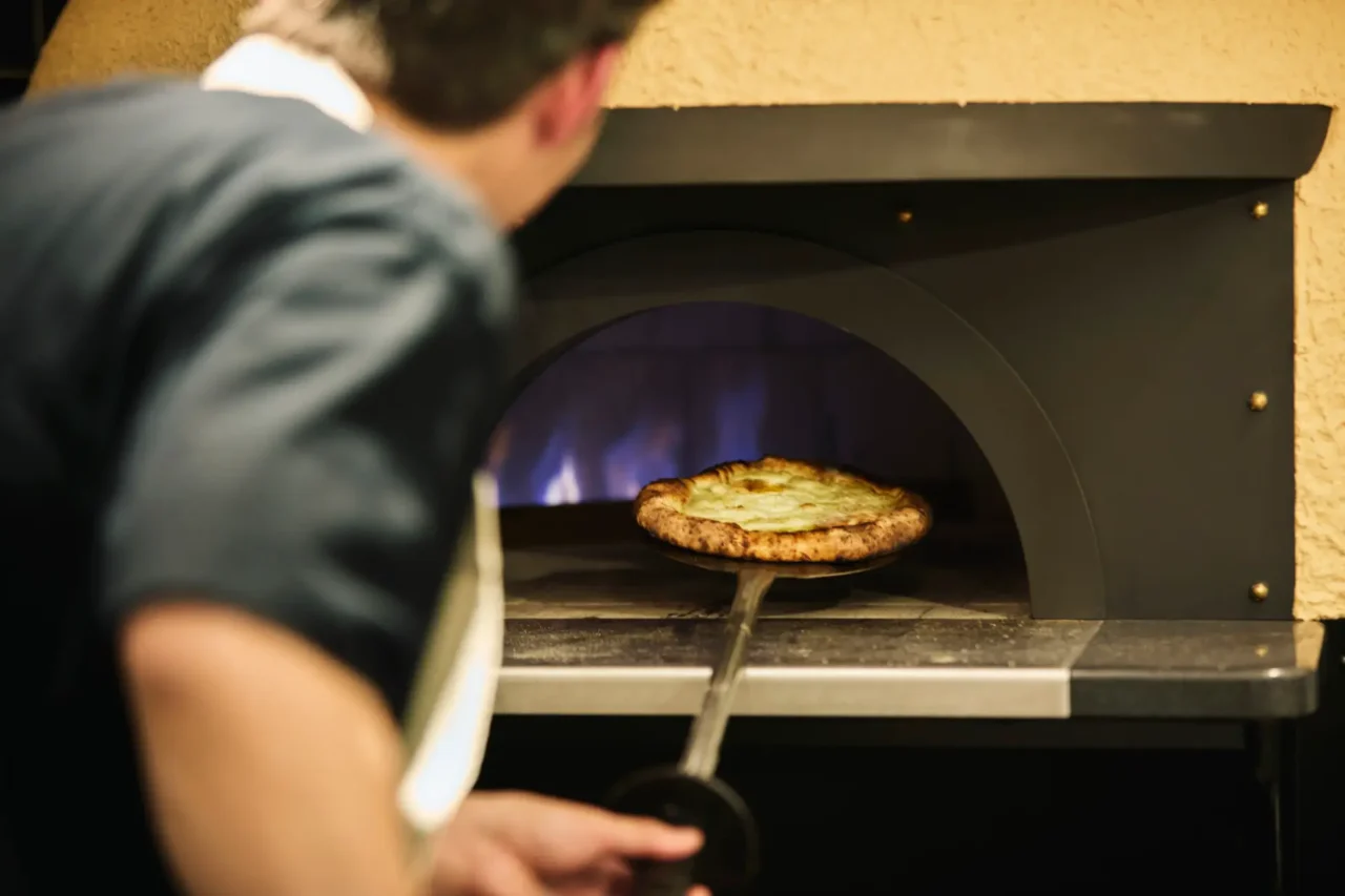 重さ1トンの本格的なピザ窯
