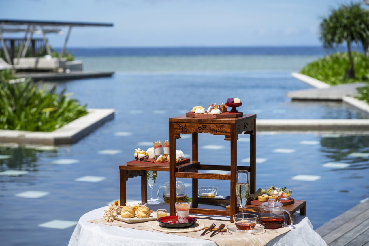 海と春の花々の香りに包まれた、プールサイドでの優雅な時間を楽しむ「海風アフタヌーンティー」