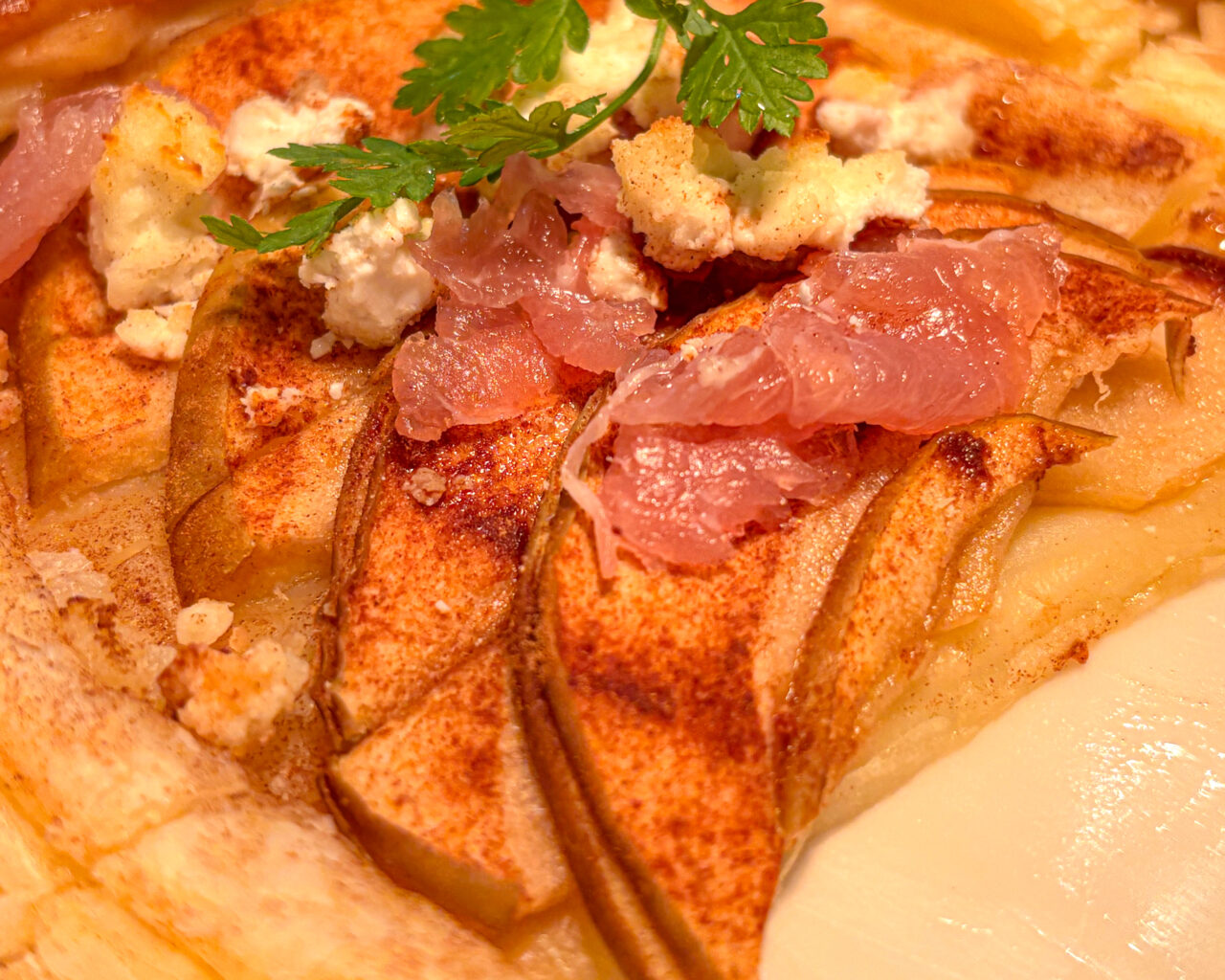 生ハムとチーズのアップルパイ〜メープルシロップがけ〜