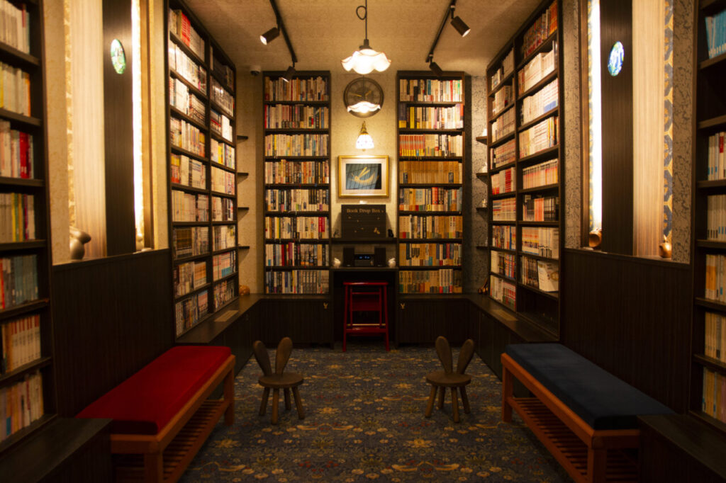 7,000冊以上の蔵書を備えたライブラリー
