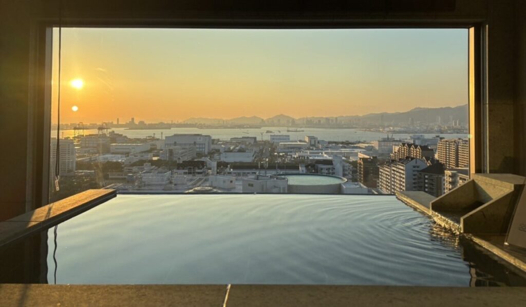 ビューバスからは、神戸港と神戸市街地、そして壮大な六甲山の美しい稜線まで一望できる