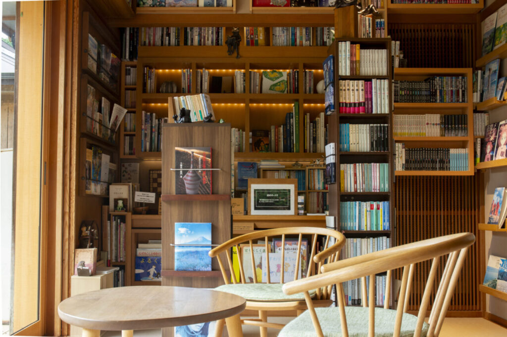 7,000冊以上の蔵書を備えたライブラリー