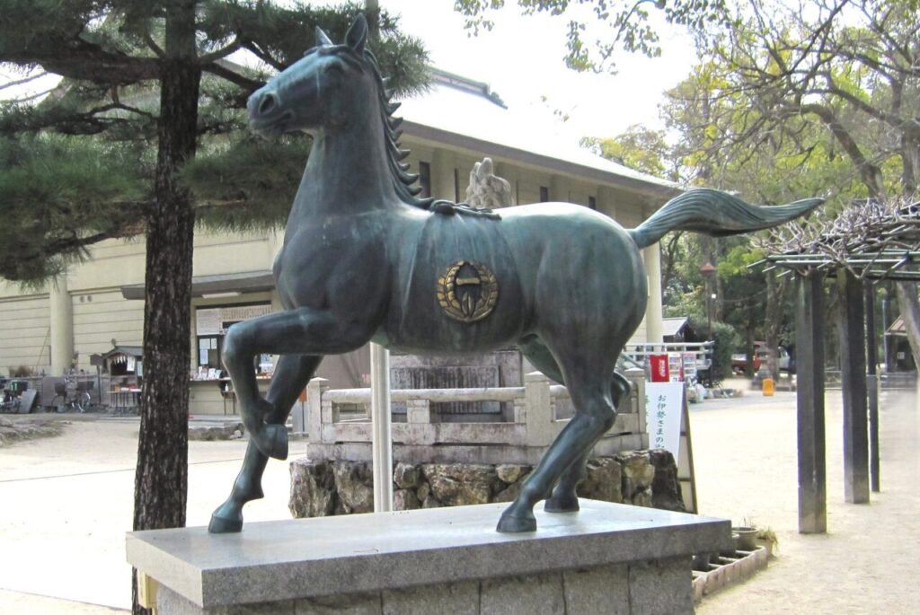 京都府　藤森神社「神馬像」