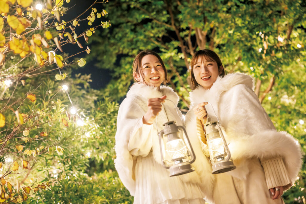 イルミネーションと一緒に楽しめる白いケープとランタンの無料貸し出し。