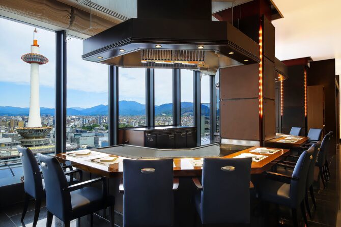 館内レストランでお食事をお楽しみください(写真は鉄板焼 「五山望」イメージ)