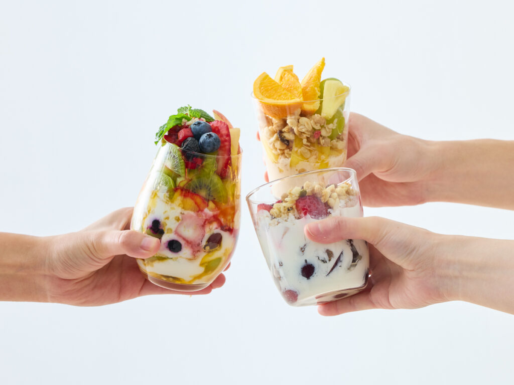 （左）見た目も美しいパフェ風のサラダ