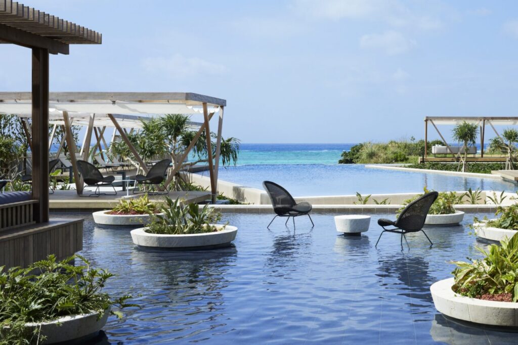 自然に囲まれたインフィニティプール