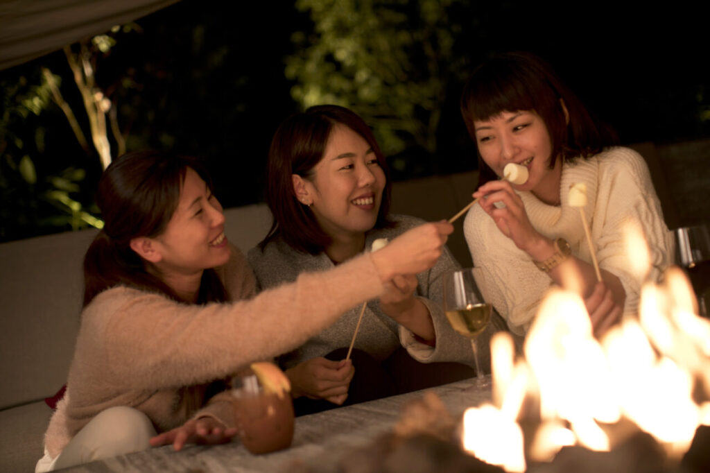 THE LIVING GARDEN内「焚火のリビング」の焼きマシュマロ体験とコーヒーの無料サービス