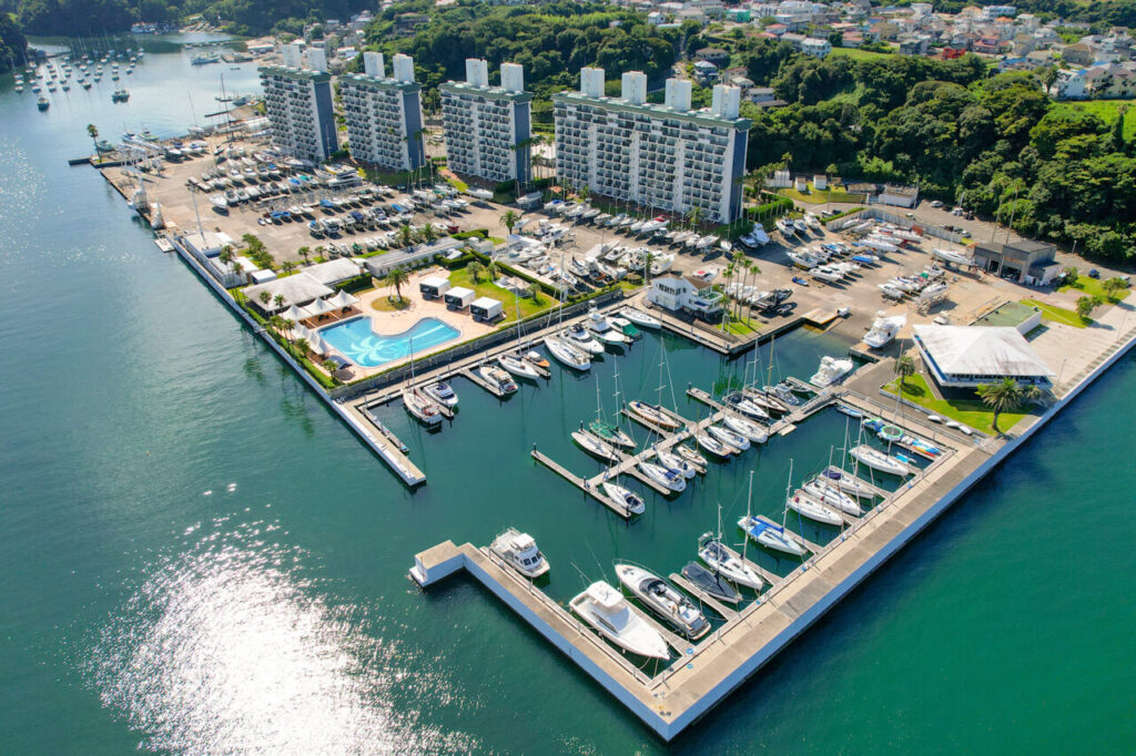 奇跡の森と言われる小網代の森に隣接、温暖な気候や水深の深さに恵まれ理想的な自然条件がそろい、マンション、レストランを有する「大人のマリーナ」