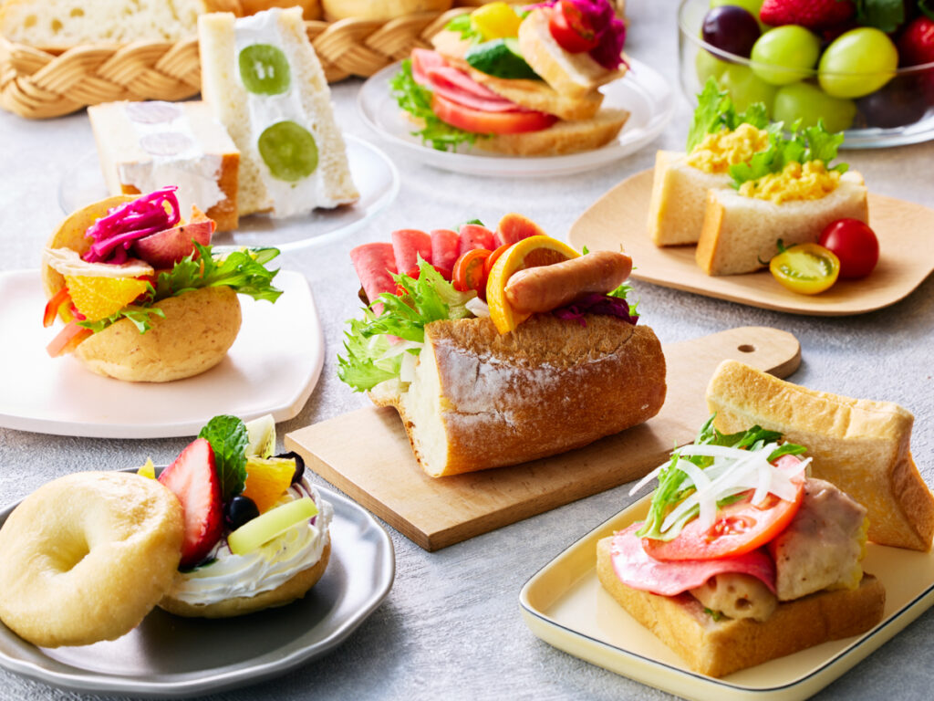 （右）自分のスタイルで楽しめるオープンサンド