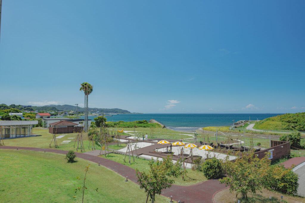 海へと続く広大なテラス