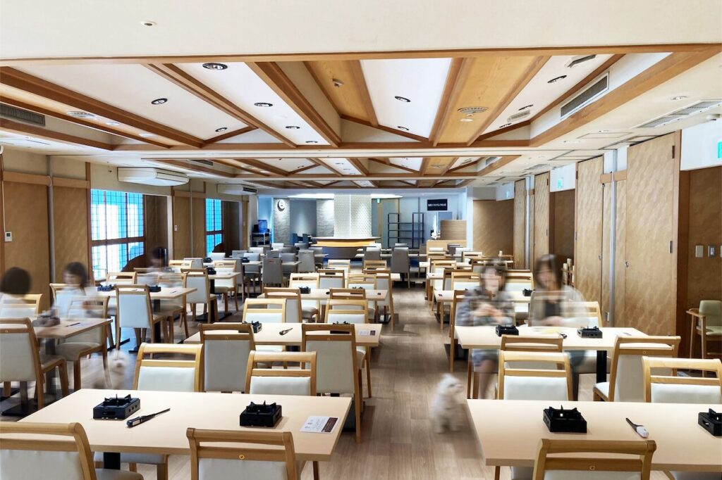 お食事の時間もわんちゃんと一緒にお過ごしいただけるよう、今回のリニューアルで改装されたレストランのイメージ