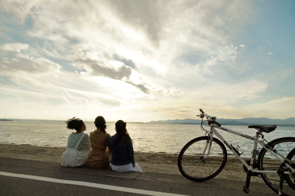 移りゆく湖の景色の眺め