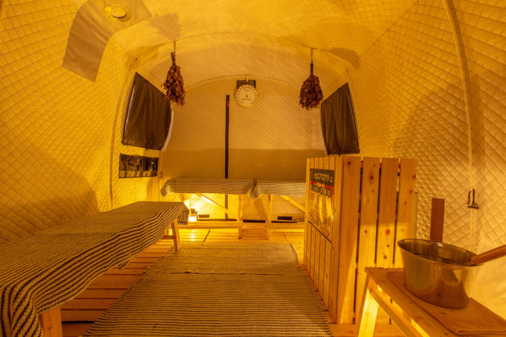 ドライサウナは、近年人気の高いセルフロウリュ式を完備しており、最高温度は90℃と高温のため、高い血行促進効果が期待できます。たくさん汗をかいてリフレッシュしたい方に最適です。