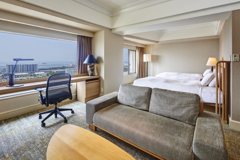 窓からは神戸のオーシャンビューが広がり、利便性を追求した49㎡のジュニアスイートルーム