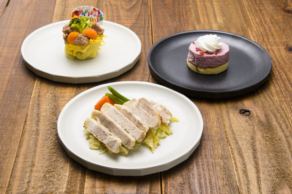 ハンバーグプレートやポークソテーなどのお食事系から、ケーキなどのデザートまで、種類豊富な専用の別注わんちゃんグルメ