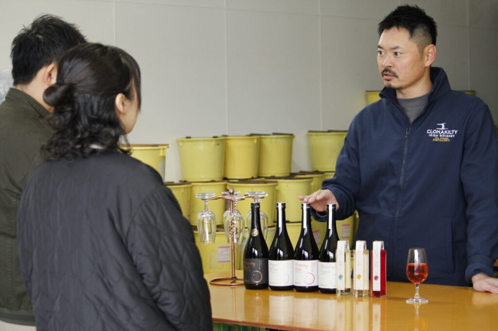 有本農園が手がけるオリジナル梅酒ブランド「Plumity(プラミティ)」の4種の試飲の様子