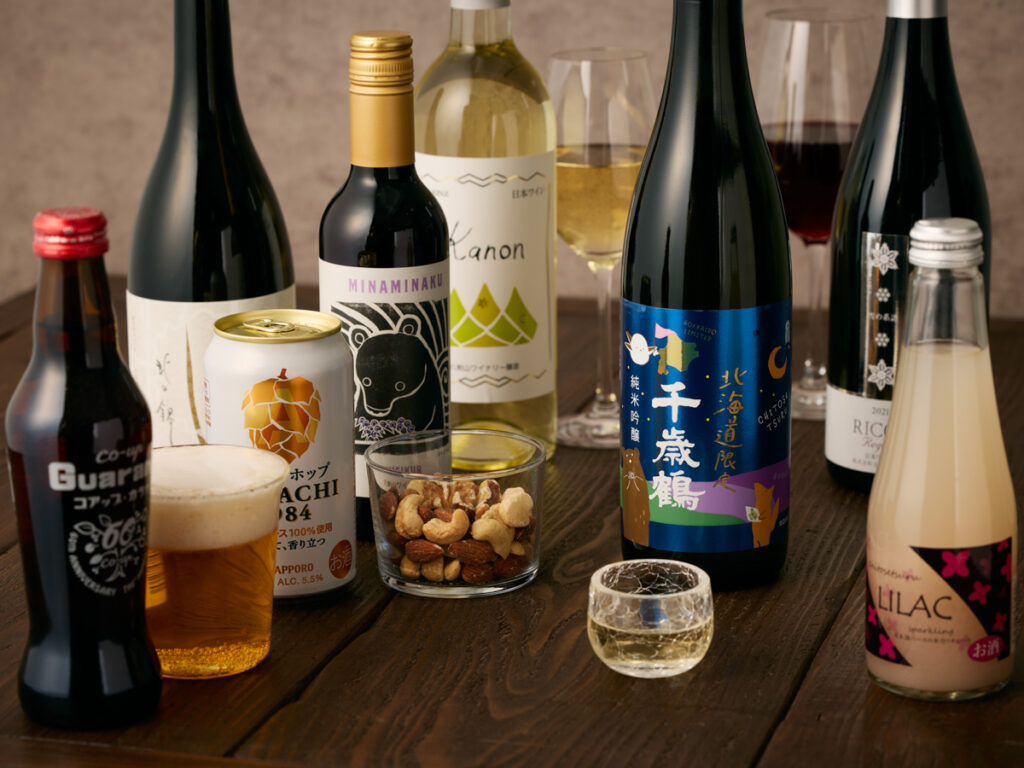 （右）豊富なアルコールドリンクは「Cocktail Time」にて