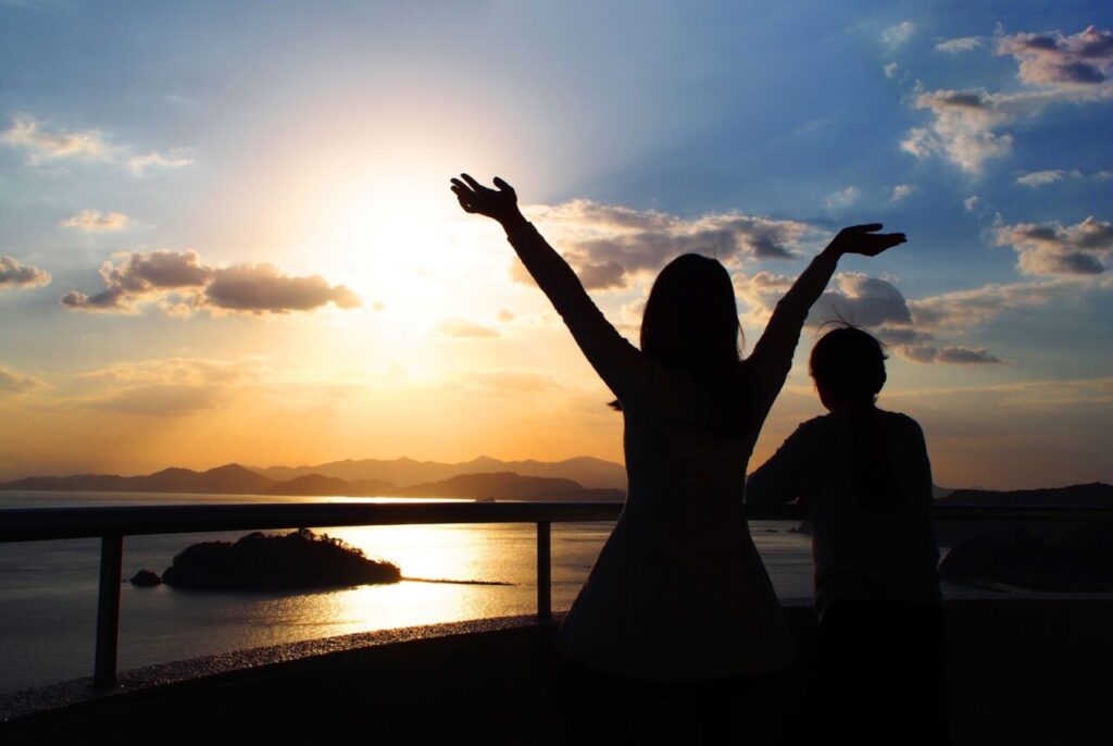 海と空を染め上げる琥珀色の夕陽から名付けられた「KOHAKUテラス」