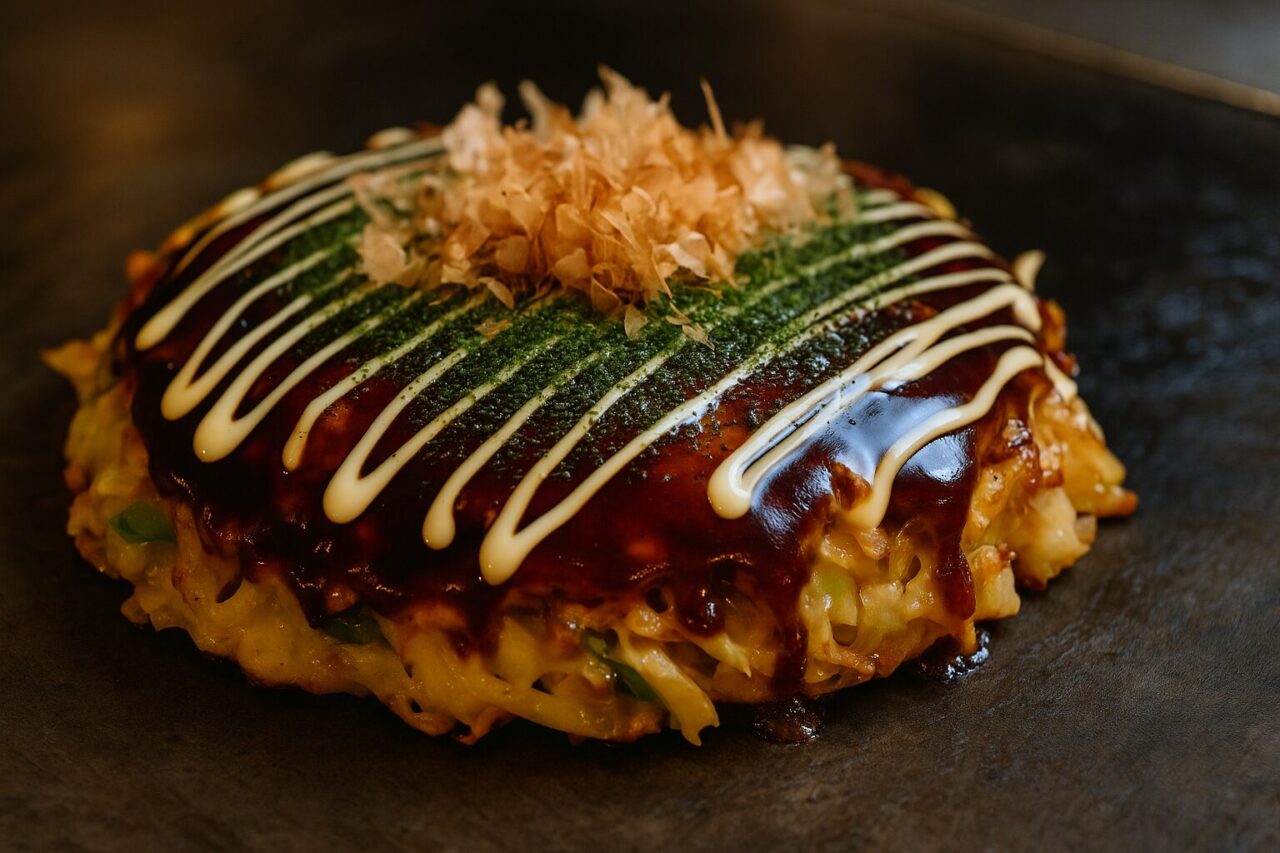 お好み焼きが“人類共通の美味しさ”になる理由を、歴史・味覚・文化体験の3つの視点から解説。室町時代の起源から外国人が感動するポイントまで、知られざる魅力を詳しく紹介します。