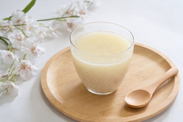 甘酒が苦手だった視点から、起源・歴史・種類、なぜ初詣や冬の屋台で今も好まれるのかを整理。実利と文化の両面から、無理なく再チャレンジする入口を探ります。