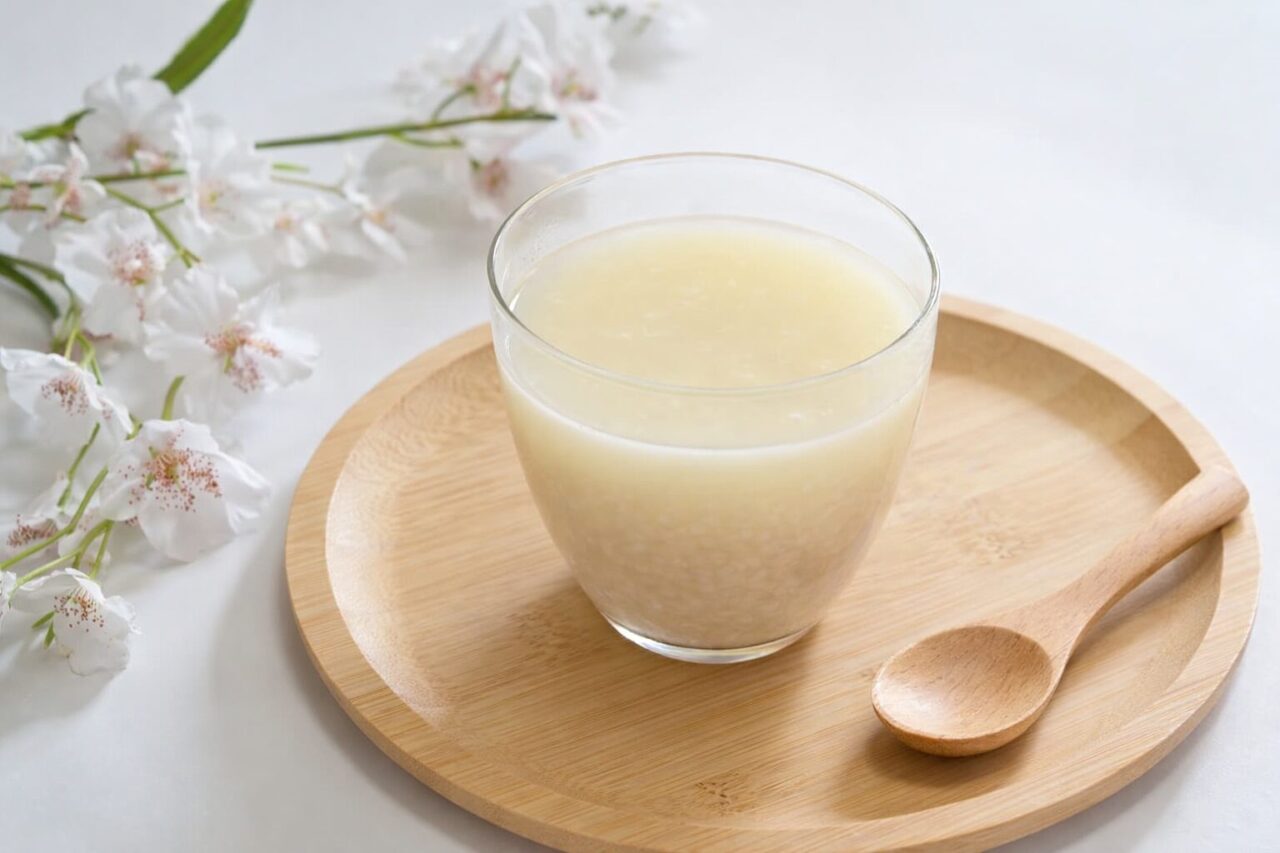 甘酒が苦手だった視点から、起源・歴史・種類、なぜ初詣や冬の屋台で今も好まれるのかを整理。実利と文化の両面から、無理なく再チャレンジする入口を探ります。