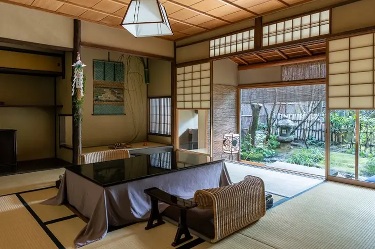 伝統的な数寄屋建築に現代の感覚が融けこんだ歴史的建造物の客室。