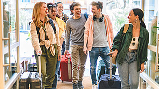 インバウンドとは?意味を分かりやすく解説!観光・ビジネスでの使い方から、メリット・デメリットまで