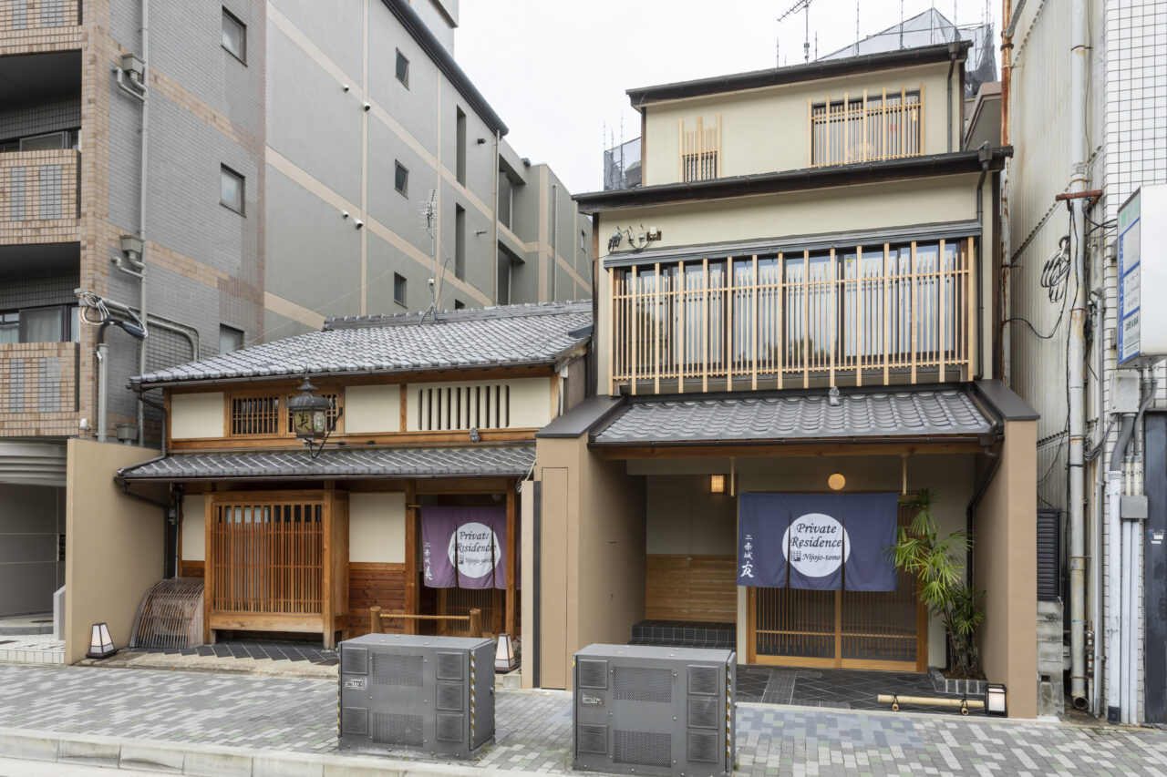 右が「プライベートレジデンス 二条城 友」、左が京町家を改装した「プライベートレジデンス 二条城 美（よし）」（2019年オープン）