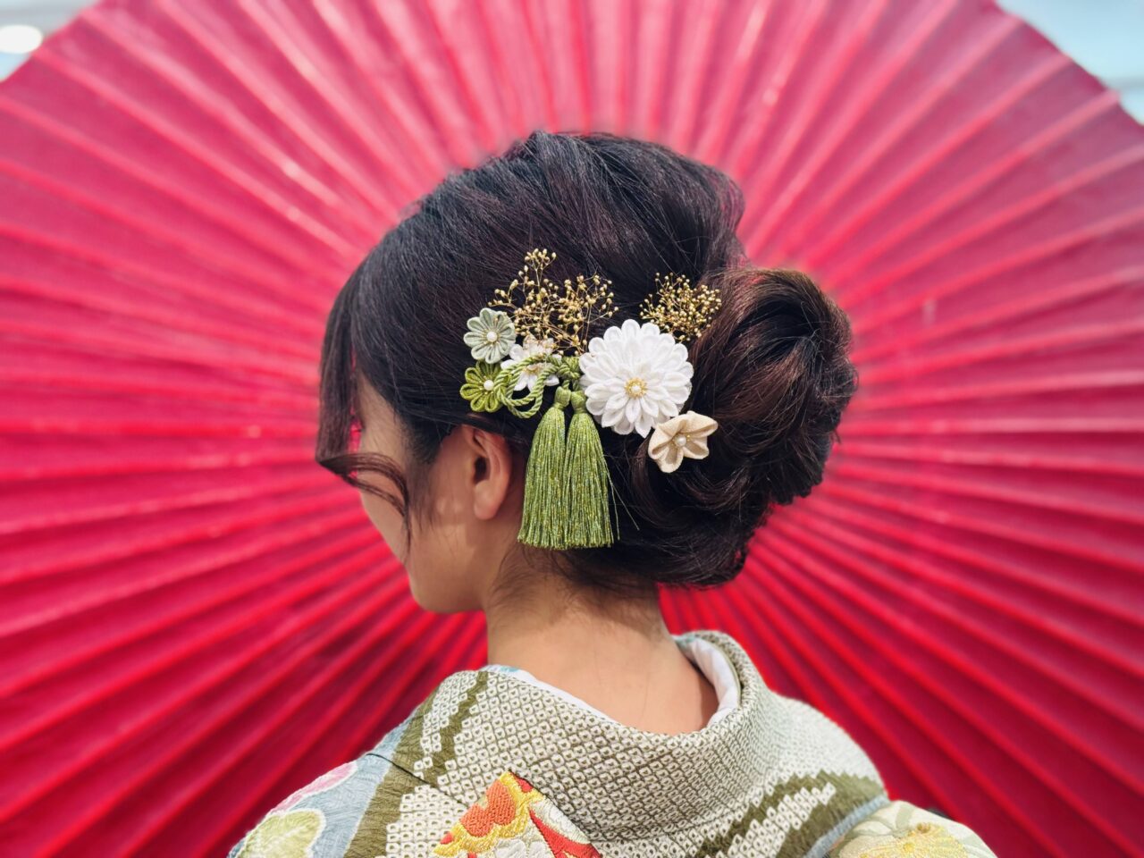 【昨年の実施イメージ】特設フォトスポットには、晴れ着が映える「赤い番傘」をご用意。室内でも和の情緒あふれる美しい一枚を撮影いただけます。