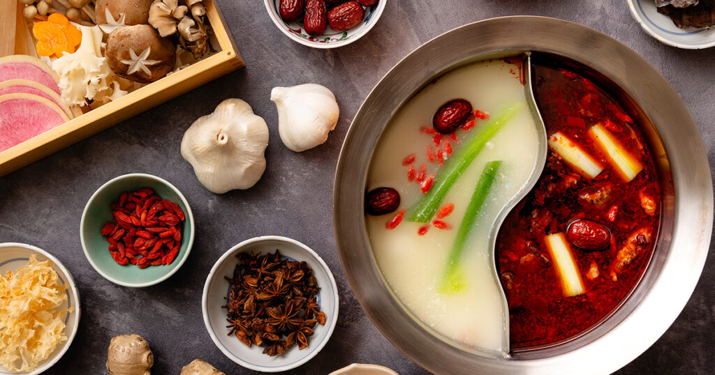 料理長特製　赤辛と白塩麹の二種のスープ