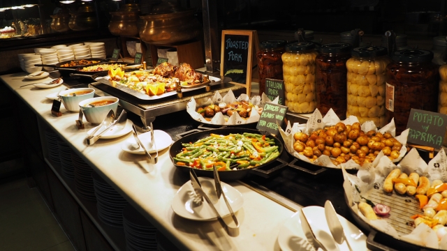 地元の食材を使った自慢のディナービュッフェ