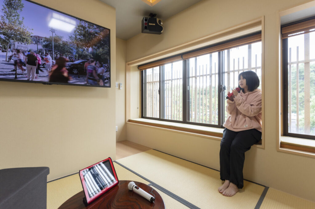 業務用DAM搭載・和の防音カラオケ室