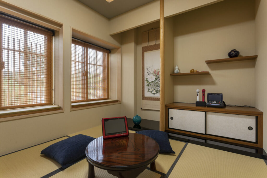 業務用DAM搭載・和の防音カラオケ室